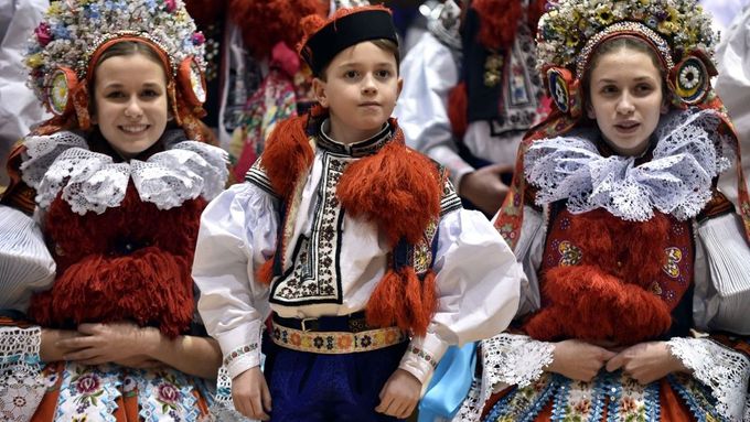 Na tradičním krojovém plese se 30. ledna ve Vlčnově na Uherskohradišťsku veřejně představil letošní král Jízdy králů, desetiletý Šimon Pešl (na snímku uprostřed).
