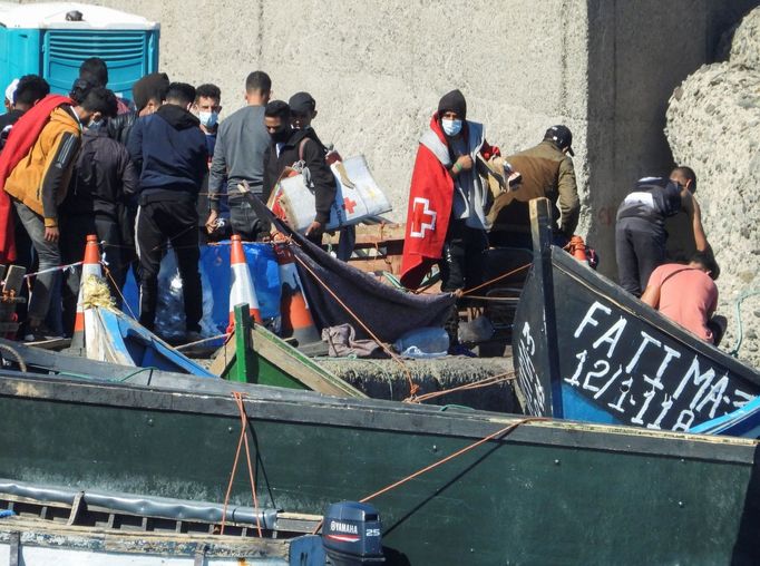 Rybářské loďky, na kterých migranti připlouvají na Kanárské ostrovy.