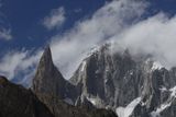 Aklimatizace proběhla v pohoří Ultar, na dohled od ikonické hory Lady Finger (vlevo) a Hunza Peak.