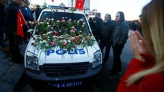 Lidé se scházejí den po útoku v Istanbulu na místě výbuchů