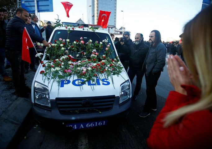 Lidé se scházejí den po útoku v Istanbulu na místě výbuchů.