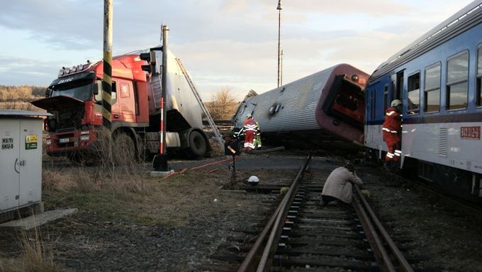 Vlak při nehodě vykolejil a převrátil se na bok.