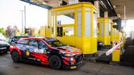 Třetí skončil Thierry Neuville v Hyundai. Ovšem ani několikanásobný vicemistr světa neunikl povinnosti platit dálniční mýto.