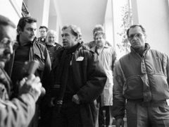 6. prosince 1989: po jednání mezi premiérem Ladislavem Adamcem a delegací OF v čele s Václavem Havlem, Jiří Křižan vlevo