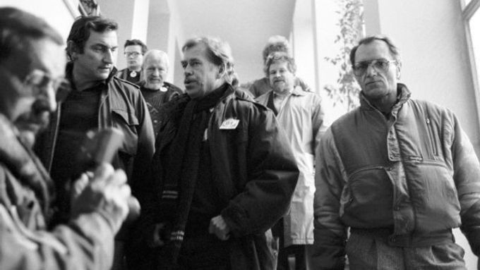 6. prosince 1989: po jednání mezi premiérem Ladislavem Adamcem a delegací OF v čele s Václavem Havlem, Jiří Křižan vlevo