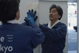 Představitel hlavní role Kódži Jakušo (na fotografii) získal na festivalu v Cannes cenu za nejlepší mužský výkon. Před natáčením filmu strávil dva dny se skutečným uklízečem, aby se naučil techniku úklidu i využívat speciálně vyvinuté nástroje na čištění toalet.