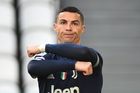 Juventusu doma podlehl utrápenému nováčkovi, AC otáčel zápas s Fiorentinou