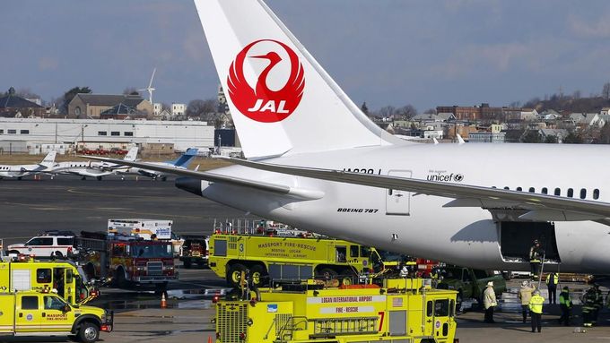 Hasičské jednotky zasahují u Dreamlineru japonských aerolinek, který začal hořet v Bostonu.