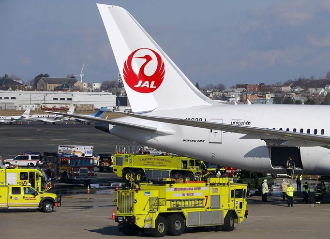 Hasičské jednotky zasahují u Dreamlineru japonských aerolinek, který začal hořet v Bostonu.