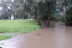 Řeky opět trápí sever Česka. Pršet má celou noc