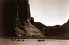 Skupina Navahů v arizonském národním parku Canyon de Chelly, rok 1904.