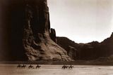 Skupina Navahů v arizonském národním parku Canyon de Chelly, rok 1904.