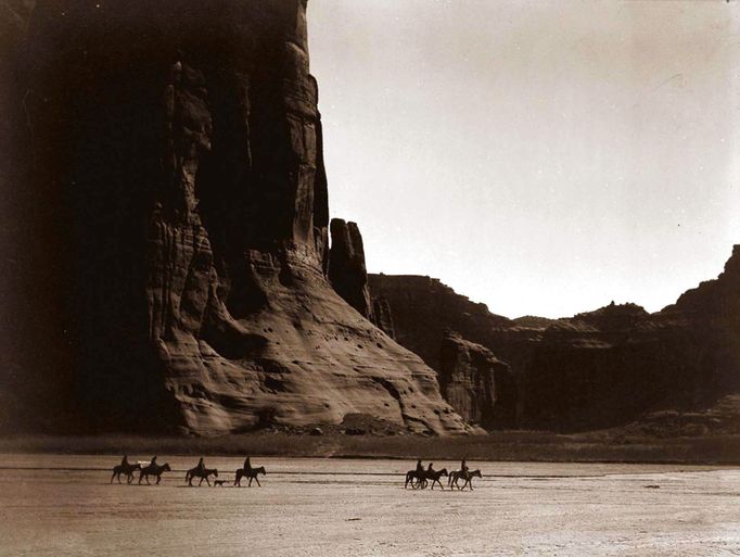 Podívejte se na unikátní magické kouzlo starých fotografií amerických indiánů jak je zachytil okolo roku 1900 fotograf Edward Sheriff Curtis.