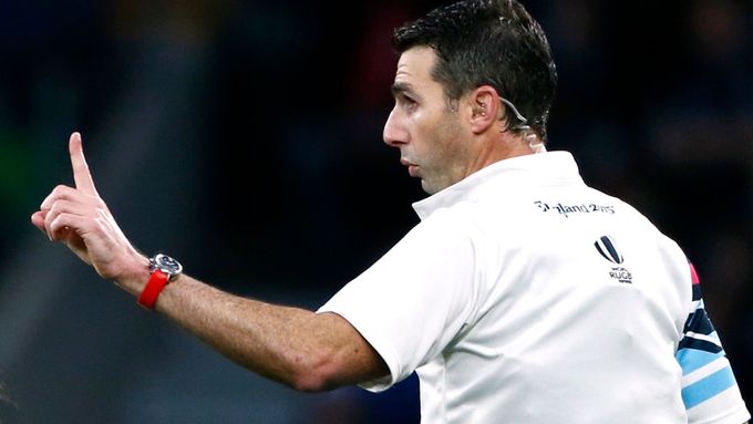 Rozhodčí Joubert píská kontroverzní trestný kop ve čtvrtfinále MS v ragby 2015 proti Skotsku