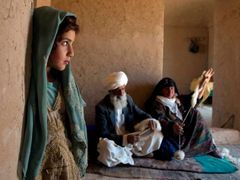 Průzkumy potvrzují, že kvůli civilním ztrátám klesá podpora přítomnosti cizích vojsk mezi afghánskou veřejností