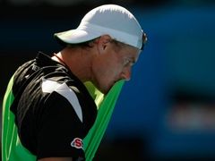 Lleyton Hewitt při utkání prvního kola Australian Open.
