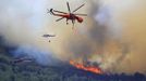 Helicopters battle the Wood Hollow Fire, north of Fairview, Utah, June 26, 2012. More than 500 structures have been threatened by the Wood Hollow fire, forcing up to 1,500 people from homes. REUTERS/George Frey (UNITED STATES - Tags: ENVIRONMENT DISASTER) Published: Čer. 26, 2012, 9:18 odp.