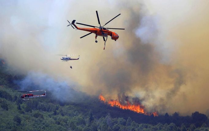 Helicopters battle the Wood Hollow Fire, north of Fairview, Utah, June 26, 2012. More than 500 structures have been threatened by the Wood Hollow fire, forcing up to 1,500 people from homes. REUTERS/George Frey (UNITED STATES - Tags: ENVIRONMENT DISASTER) Published: Čer. 26, 2012, 9:18 odp.