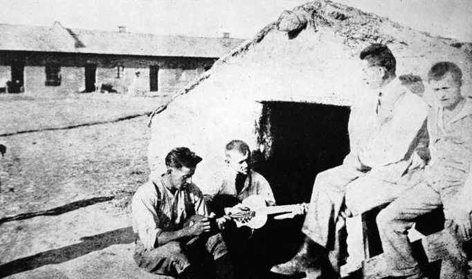 Po příjezdu druhého transportu nebylo kde bydlet, a tak si lidé museli stavět provizorní zemljanky, rok 1926.