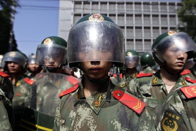 Riot policemen stand guard outside the Japanese embassy during a protest in Beijing September 15, 2012. Thousands of protesters besieged the Japanese embassy in Beijing on Saturday, hurling rocks and bottles at the building as police struggled to keep control, amid growing tensions between Asia's two biggest economies over a group of disputed islands. REUTERS/Jason Lee (CHINA - Tags: CIVIL UNREST POLITICS TPX IMAGES OF THE DAY)