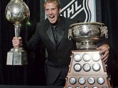 Joe Thornton v roce 2006 s Art Ross Trophy pro nejproduktivnějšího hráče NHL a Hart Trophy pro toho nejužitečnějšího.