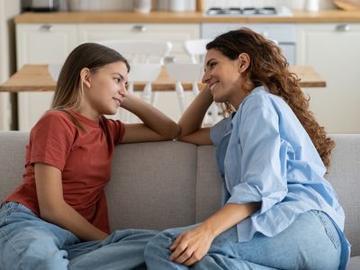 Rodiče se občas dostávají do stresu, když mají s dětmi mluvit o sexualitě. Praktický průvodce radí, jak s dcerami probírat menstruaci a intimitu.