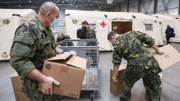 Testování, převoz pacientů i nemocniční služby. Armáda poslala na covid 17 000 vojáků