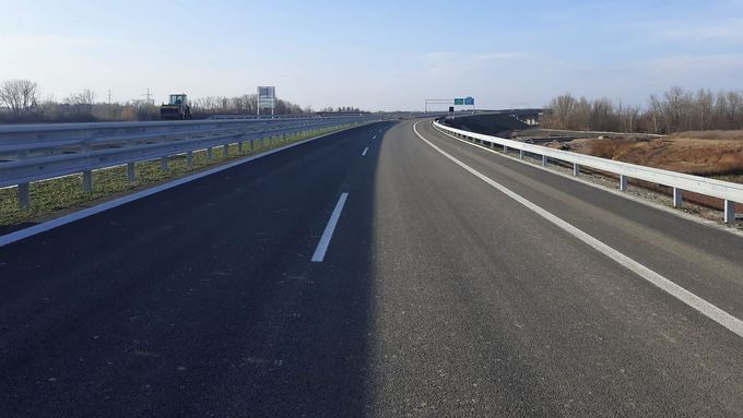 Stavaři dokončují nový úsek dálnice D35 Opatovice nad Labem – Časy.
