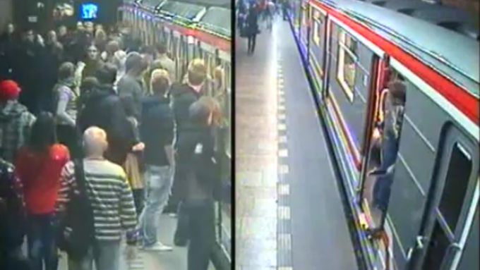 Podívejte se na záběry incidentu, který zachytily kamery ve stanici metra Dejvická.