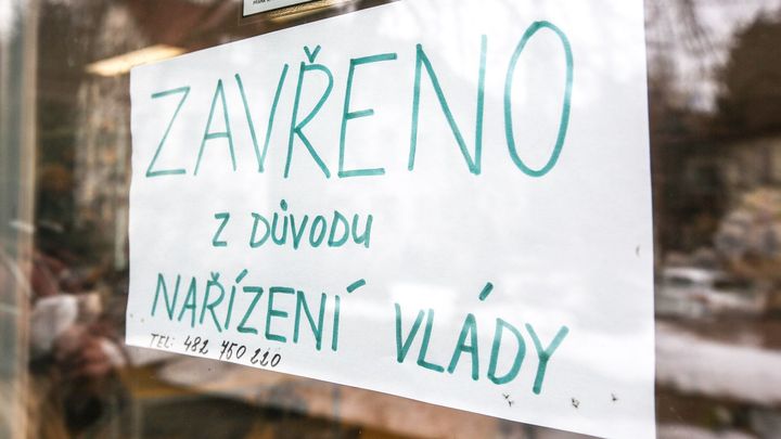 Nelze obcházet sněmovnu přes hejtmany, řekl Ústavní soud. Nouzový stav ale nezrušil