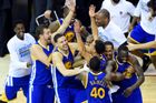Basketbalisté Golden State slaví po 40 letech titul v NBA