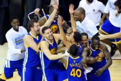 Basketbalisté Golden State slaví po 40 letech titul v NBA