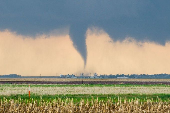 Stove pipe tornado touches down in Bowdle, South Dakota and causes damage and destruction. Stove pipe tornado touches down in Bowdle, South Dakota and causes damage and destruction. | Location: Bowdle, South Dakota, USA.