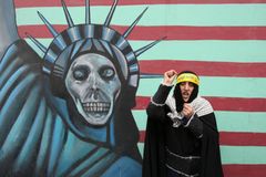 Heslo "Smrt Americe" je proti politice, ne lidem, tvrdí íránský duchovní vůdce Chameneí