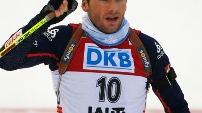 Francouzský biatlonista Raphael Poirée se raduje z triumfu v závodě SP v Lahti.