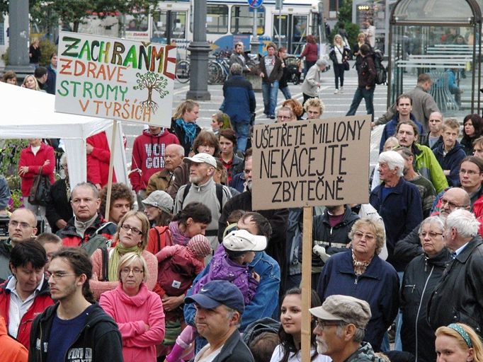 Vyjádřit nesouhlas s likvidací zeleně v Tyršových sadech přišli lidé všech věkových kategorií.