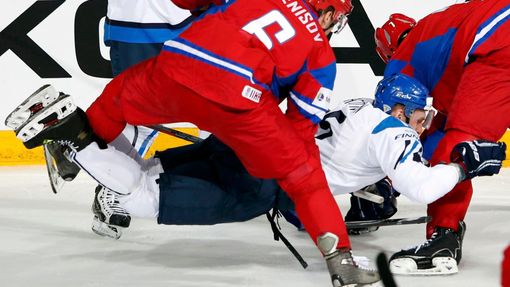 Hokej, MS 2013, Rusko - Finsko: Denis Denisov - Juha-Pekka Hytönen