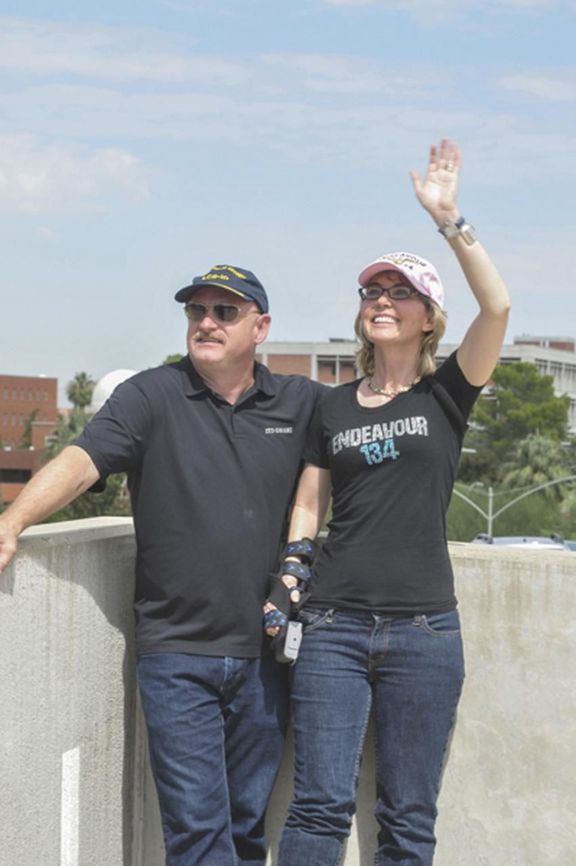Mark Kelly a jeho manželka Gabrielle Giffordsová sledují poslední cestu raketoplánu Endeavour, když v září 2012 přelétal nad arizonským Tucsonem.