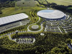Centrála McLarenu navržená architektem Normanem Fosterem je na prodej.
