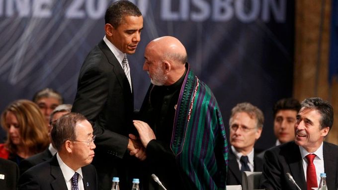 Klíčový stisk rukou. Americký prezident Barack Obama se na summitu NATO v Lisabonu zdraví s afghánským prezidentem Hamídem Karzáím. Přihlíží generální tajemník NATO Anders Fogh Rasmussen.