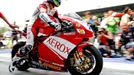 Troy Bayliss ujíždí novinářům z boxové uličky. V Itálii má hodně fanoušků.