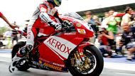 Troy Bayliss ujíždí novinářům z boxové uličky. V Itálii má hodně fanoušků.