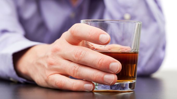 Půl milionu Čechů má závislost na alkoholu.