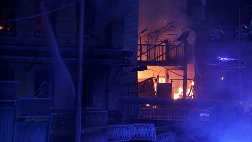 Hořící budova po ruském útoku na Kyjev.