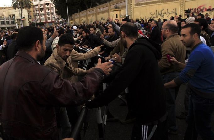 Pro a proti. Každý z demonstrantů požaduje něco jiného.