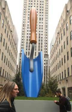 Oldenburgův objekt připomínající zahradní lopatku před newyorským Rockefellerovým centrem.