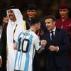 Finále MS ve fotbale 2022, Argentina - Francie: Lionel Messi a francouzský prezident Emmanuel Macron