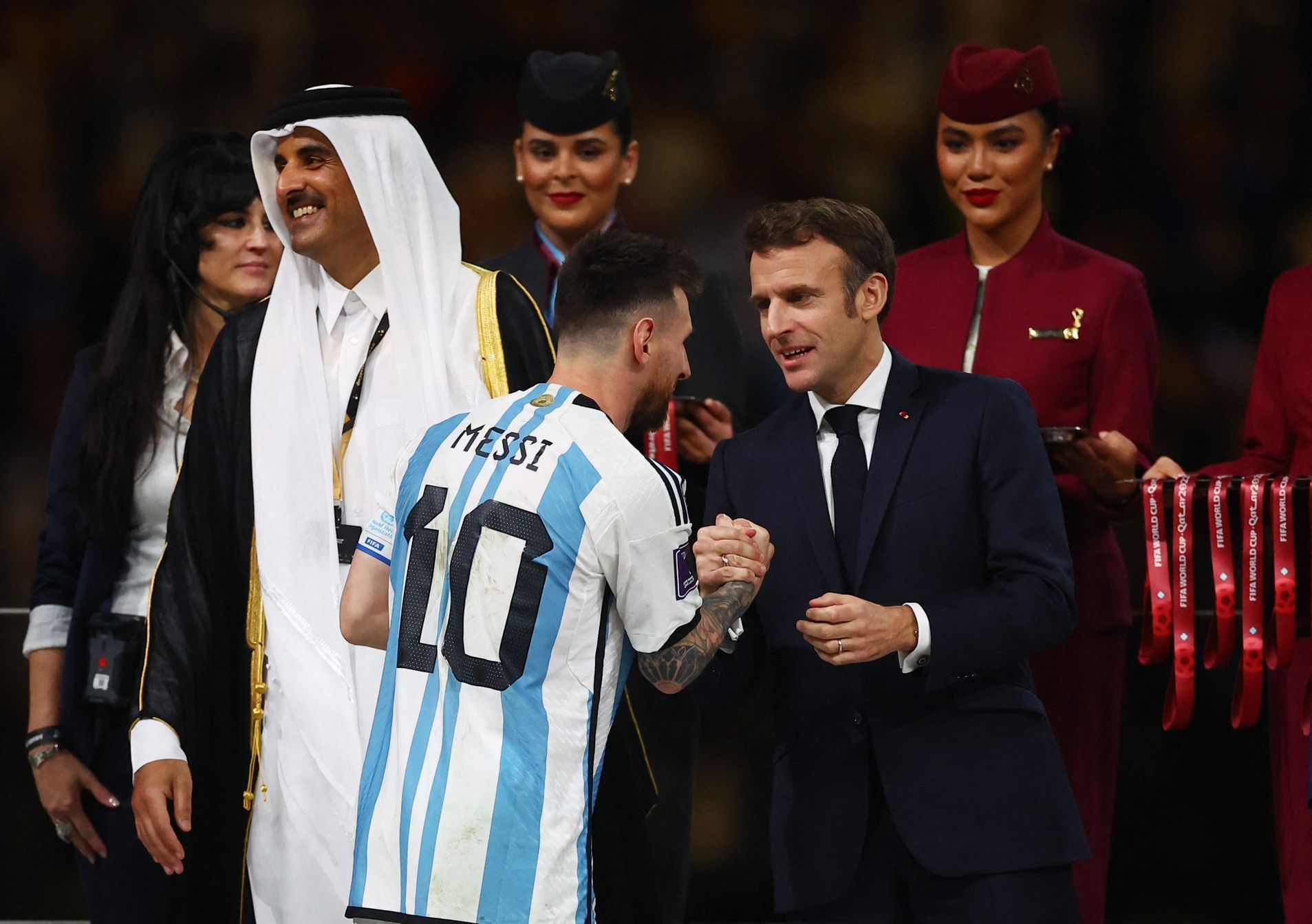Finále MS ve fotbale 2022, Argentina - Francie: Lionel Messi a francouzský prezident Emmanuel Macron