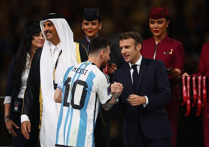 Finále MS ve fotbale 2022, Argentina - Francie: Lionel Messi a francouzský prezident Emmanuel Macron.