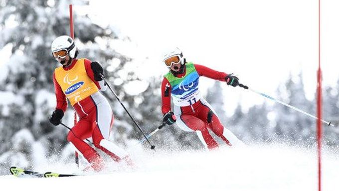 Anna Kulíšková na trati sleduje svou trasérku